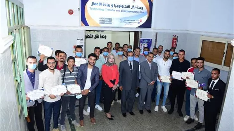 تكريم ١٢٥ متدرب وإعلان الفائزين بالمعسكر الشامل الأول لريادة الاعمال بجامعة سوهاج..صور