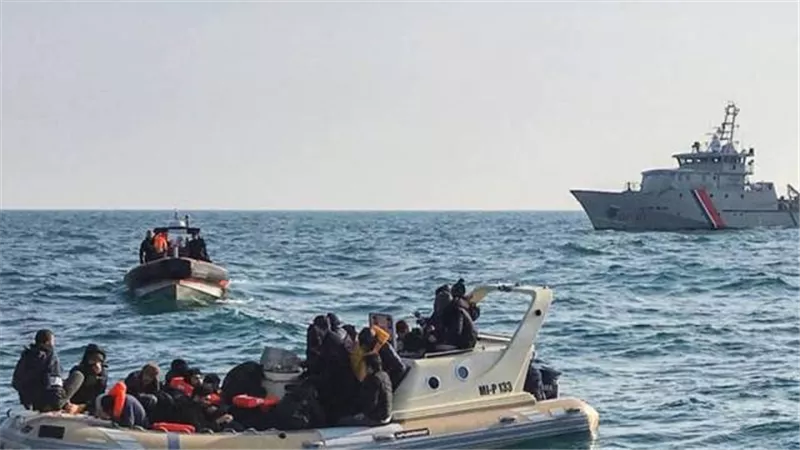البحرية الفرنسية تنقذ 213 مهاجرا حاولوا عبور بحر المانش باتجاه بريطانيا