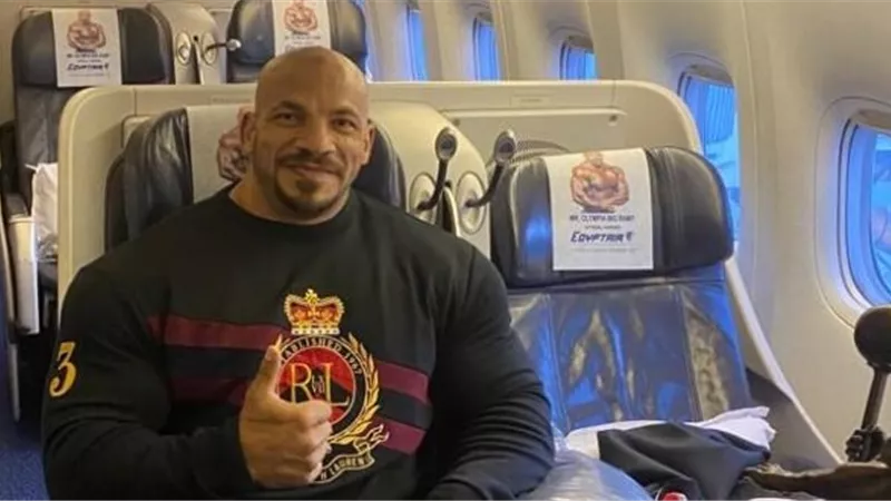طائرة البطل العالمي المصري بيج رامي تصل مطار القاهرة قادمة من نيويورك
