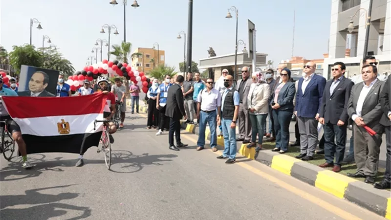 وزير الشباب ومحافظ بني سويف يطلقان شارة بدء ماراثون الدراجات
