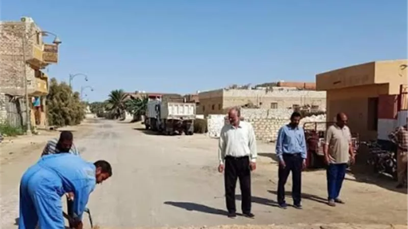 رئيس مدينة سيوة يتابع أعمال النظافة والتجميل بالواحة