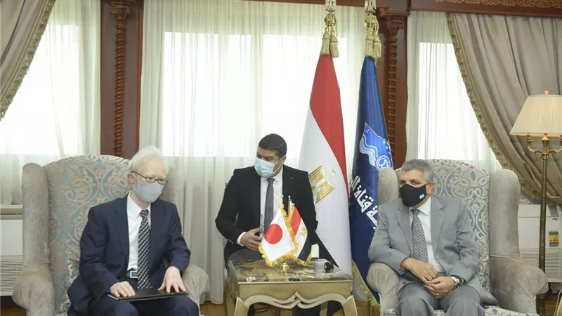 رئيس هيئة قناة السويس يبحث مع السفير الياباني بالقاهرة سبل تعزيز التعاون المشترك