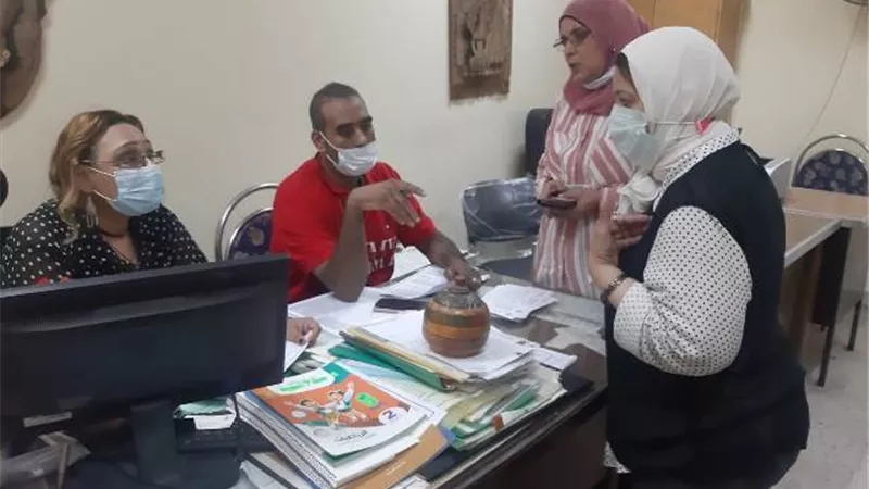 تعليم القاهرة خليه نحل لإعطاء تطعيم فيروس كورونا للعاملين.. بالصور