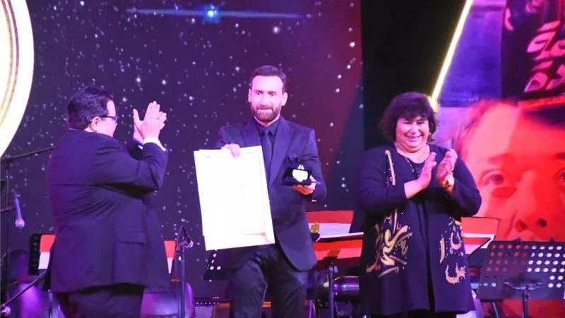 أول تعليق من نضال الشافعي بعد تكريمه عن دوره فى مسلسلى 