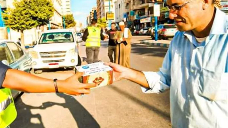 مستقبل وطن يوزع حلوى المولد على المواطنين بالشوارع مطروح