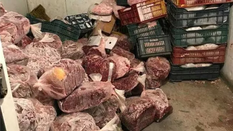 ٢ طن لحوم فاسدة باحدى ثلاجات العاشر من رمضان