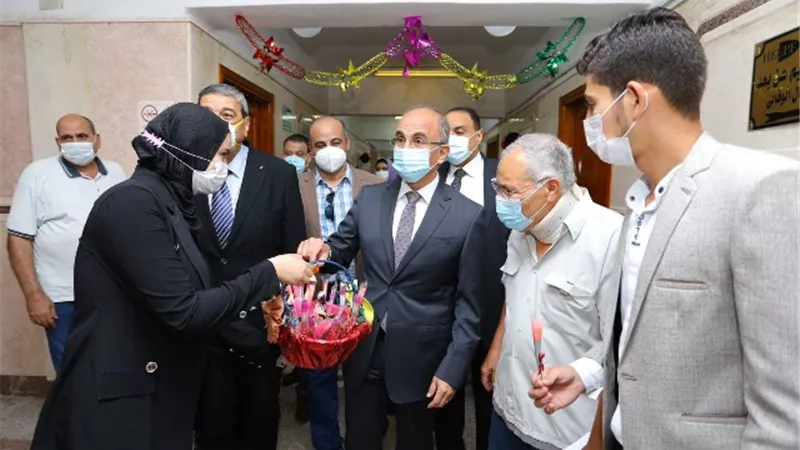رئيس جامعة الزقازيق يفتتح وحدة الرنين المغناطيسى ويشارك الأطفال احتفالهم بالمولد النبوى