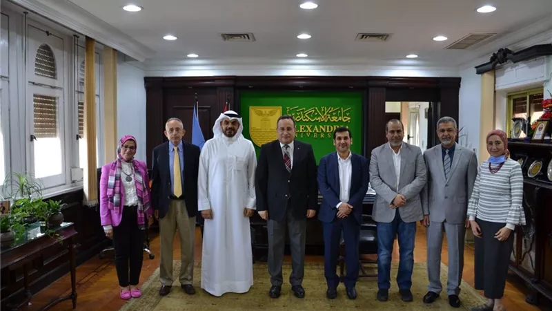 رئيس جامعة الاسكندرية والملحق الثقافى الكويتى بالاسكندرية يبحثان سبل التعاون بين الجانبين