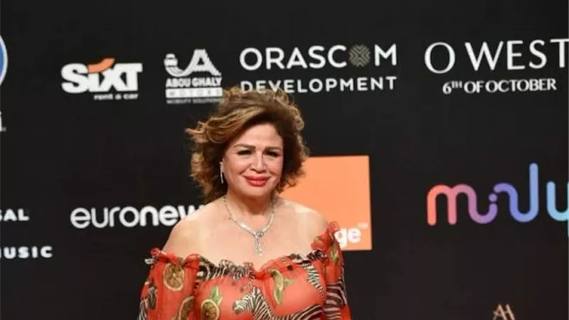 الهام شاهين تخطف الانظار بفستان عليه رسومات 