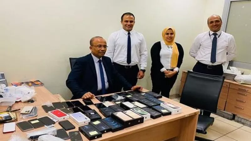 جمارك مطار القاهرة الدولي تحبط محاولتي تهريب هواتف محمولة وسيف