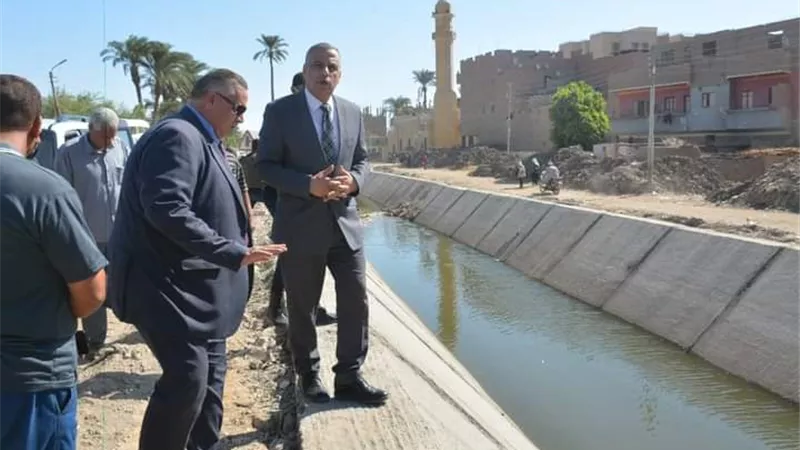 محافظ سوهاج يتفقد أعمال المشروع القومي لتبطين الترع بمركز ساقلتة..صور