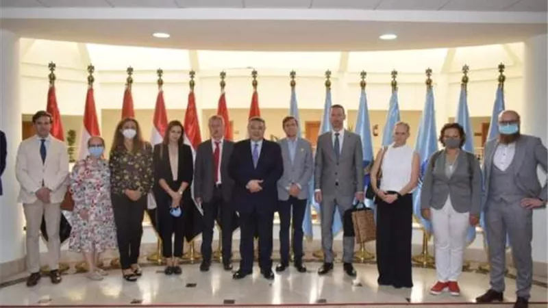 محافظ البحر الأحمر يستقبل وفداً دبلوماسياً من 12 دولة تمهيداً لزيادة الرحلات السياحية