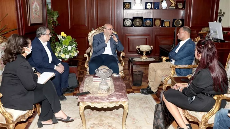 محافظ بني سويف يبحث مع المجلس العربي للمسؤولية المجتمعية إمكانية تنفيذ مبادرة 