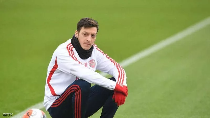 أوزيل يقترب من العودة للدورى الإنجليزى