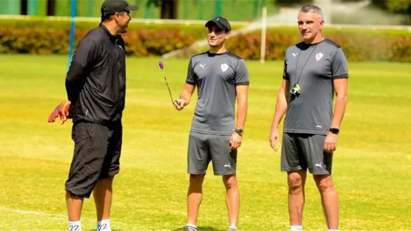 كارتيرون يعقد جلسة مع لاعبي الزمالك قبل انطلاق المران