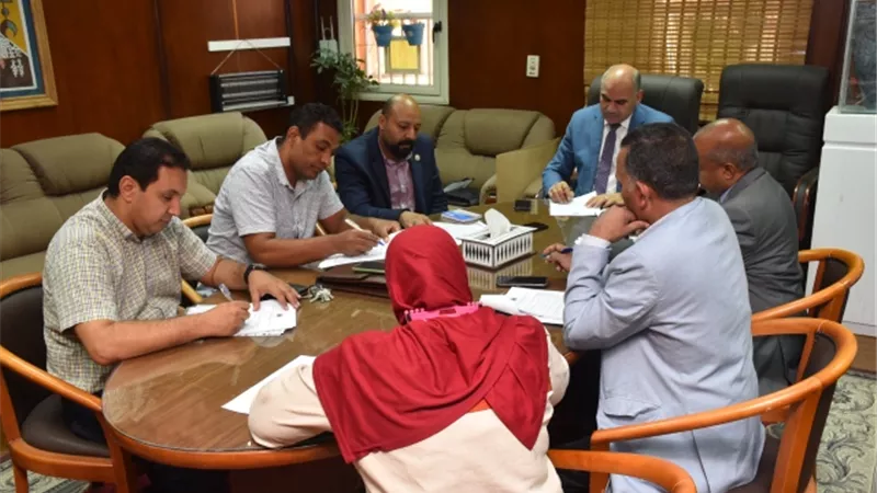 رئيس جامعة الأقصر يناقش قواعد قبول الطلبة والطالبات أصحاب 