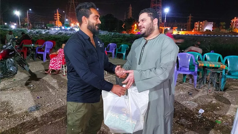 الأقباط يوزعون حلوى المولد النبوى على المسلمين بشوارع مدينة إسنا في الأقصر