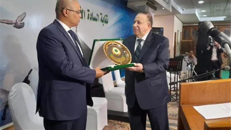 نقيب السادة الأشراف يمنح أسرة المشير طنطاوي خاتم النبوة الشريف