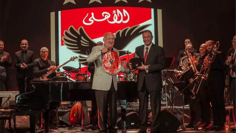 الخطيب يهدى عمر خيرت درع وعلم النادي الأهلي