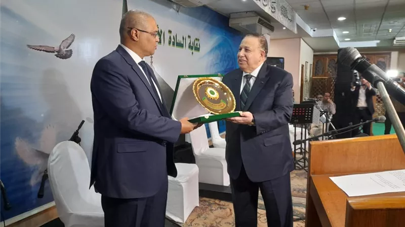 منح أسرة المشير طنطاوى درع خاتم النبوة الشريف تقديرا لدوره الوطني