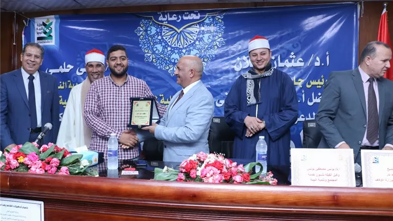 نائب رئيس جامعة الزقازيق يشهد فعاليات الاحتفال بالمولد النبوى والمعرض الفنى بالتربية النوعية