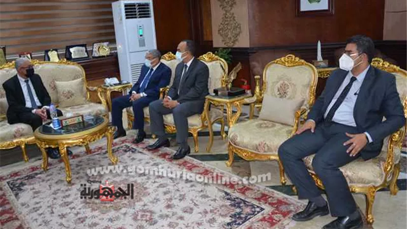 محافظ المنيا يستقبل نقيب الأطباء عقب انتخابات التجديد النصفي للنقابة ويوجه الشكر للأطقم الطبية علي جهودها في التصدي لجائحه كورونا