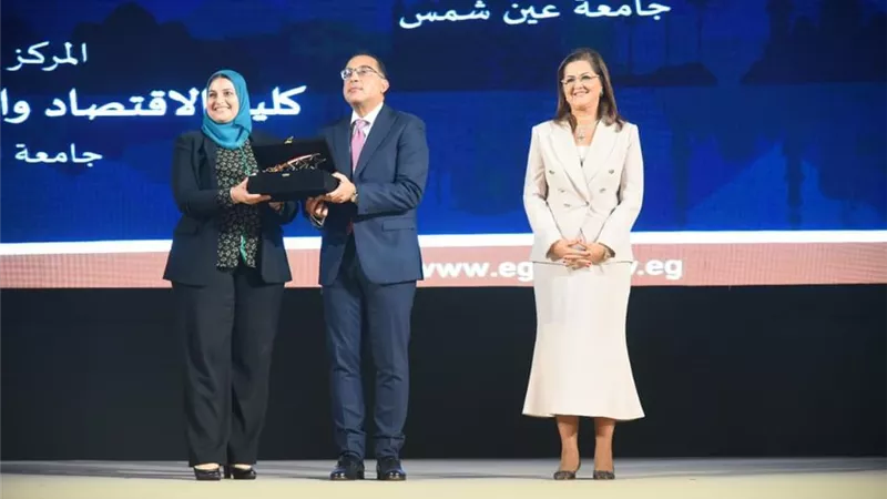حاسبات عين شمس تحصل على المركز الأول بمسابقة جائزة التميز الحكومي