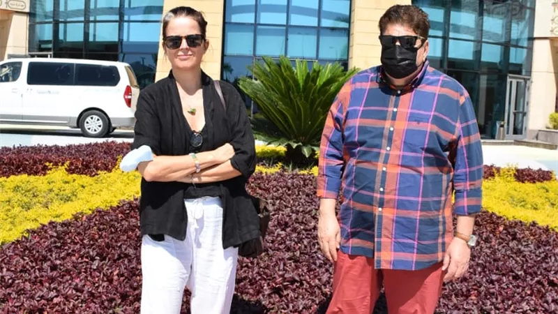 مصورة إسبانية توزع العاب وهدايا على اطفال مستشفي شفاء الاورمان لسرطان الاطفال بالأقصر