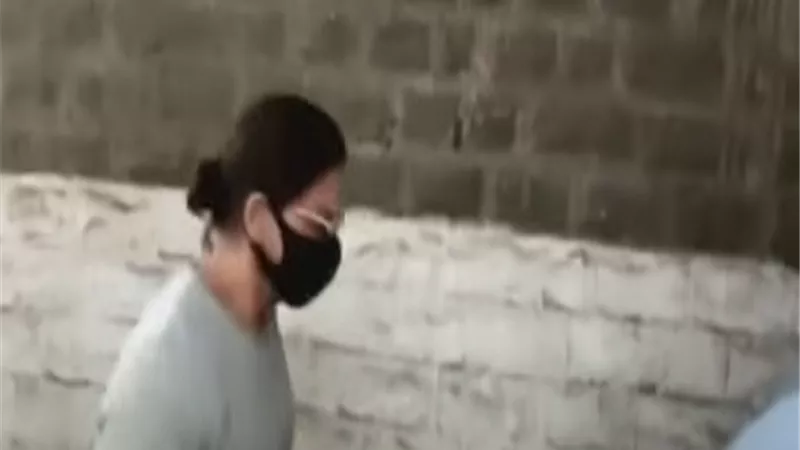 أول لقاء يجمع شاروخان بنجله آريان فى السجن بعد القبض عليه.. فيديو وصور