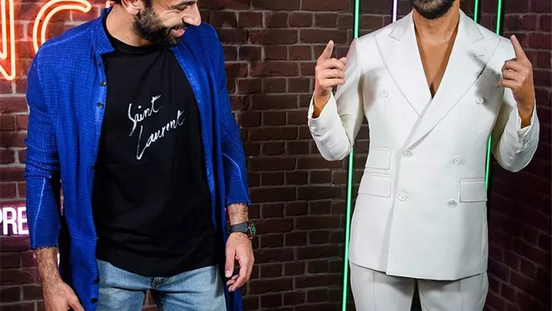 فين عضلات البطن.. تعليق طريف من محمد صلاح على تمثاله