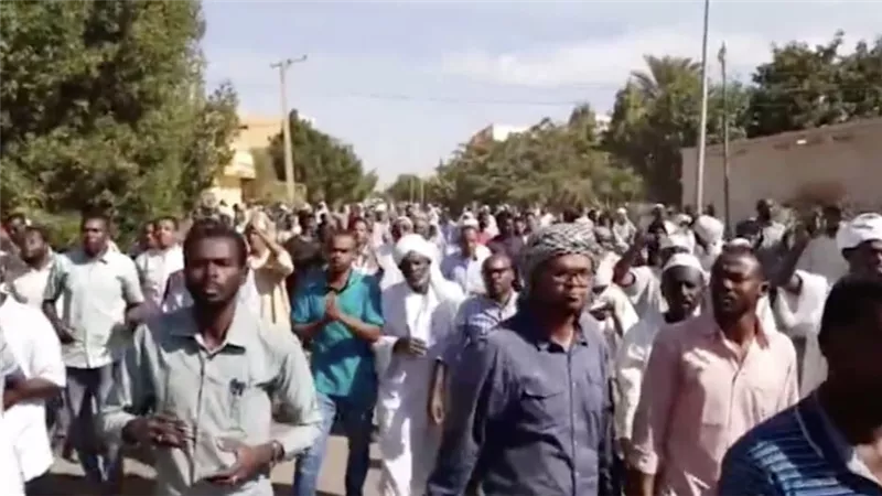 السودان تشهد احتجاجات هائلة ووإصابات بأم درمان