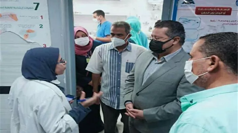المدير التنفيذي لمستشفيات جامعة بنها يطمئن على تقديم الخدمة الطبية للمرضى