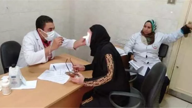توقيع الكشف الطبي على 1250مواطن بالمجان خلال القافلة الطبية بسوهاج..صور