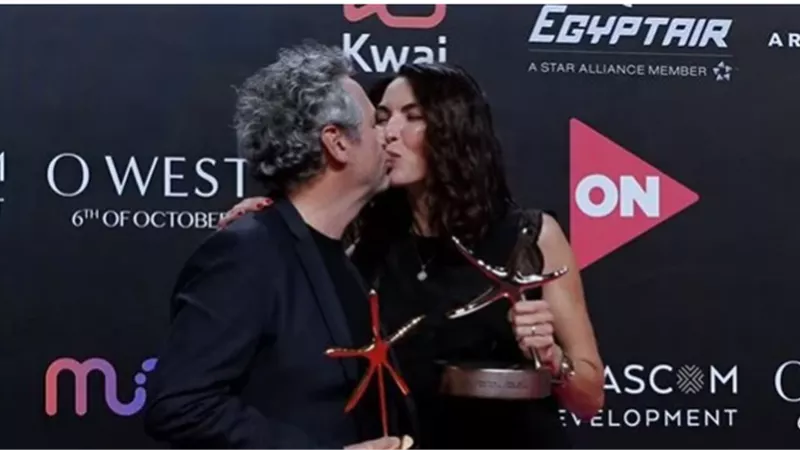 احتفال صناع الأفلام الفائزة بمهرجان الجونة السينمائي بالقبلات