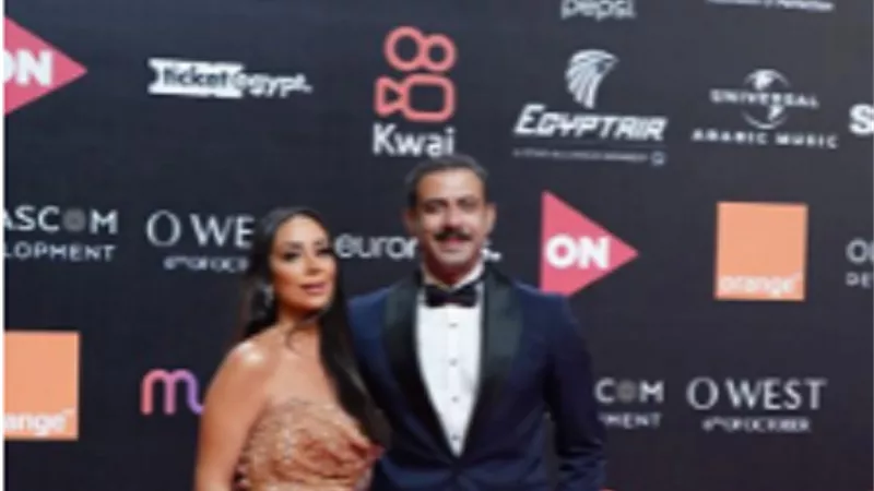 محمد فراج وبسنت شوقى يخطفان الريد كاربت باطلالة رومانسية.. صور