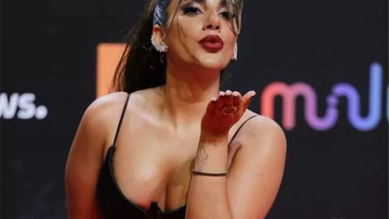 فنانة شابه تثير الجدل على الريد كاربت باطلالة مثيرة.. صور