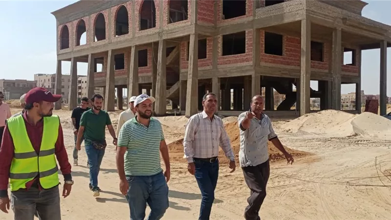 رئيس جهاز بدر يتابع تنفيذ أكبر ناد رياضى فى المدينة.. تعرف على مكوناته بالصور