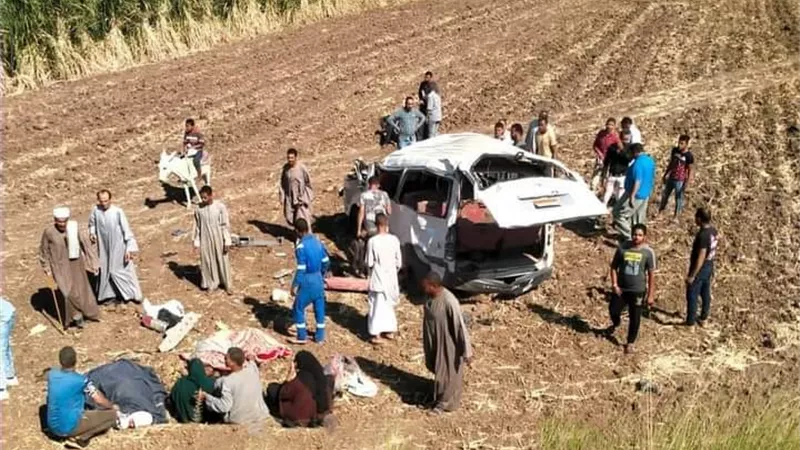 إصابة ١٤ راكبا في انقلاب سيارة ميكروباص بطريق قنا الزراعي