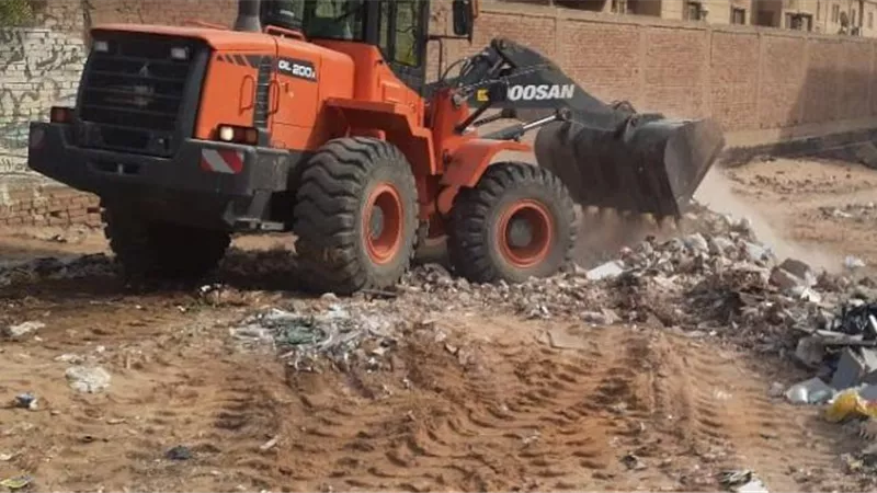 محافظة الجيزة ترفع ٦٠٠ طن تراكمات ورتش ومخلفات من أراضي فضاء بحدائق الاهرام