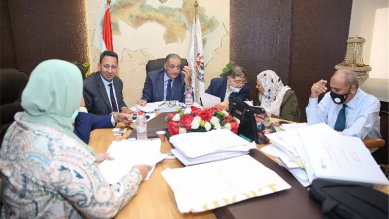 بالصور.. ننشر تفاصيل اجتماع لجنة فض المظاريف المالية والفنية الخاصة بالمركز الطبي للمحامين