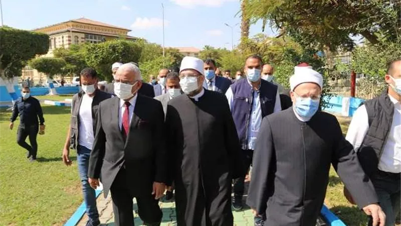 صقر وجمعة وعلام يؤدون صلاة الجمعة بمسجد بدر فى بورتوفيق.. بالصور