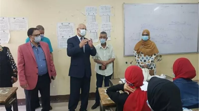 رئيس جامعة بنها يتفقد الدراسة بكليتي التربية و النوعية
