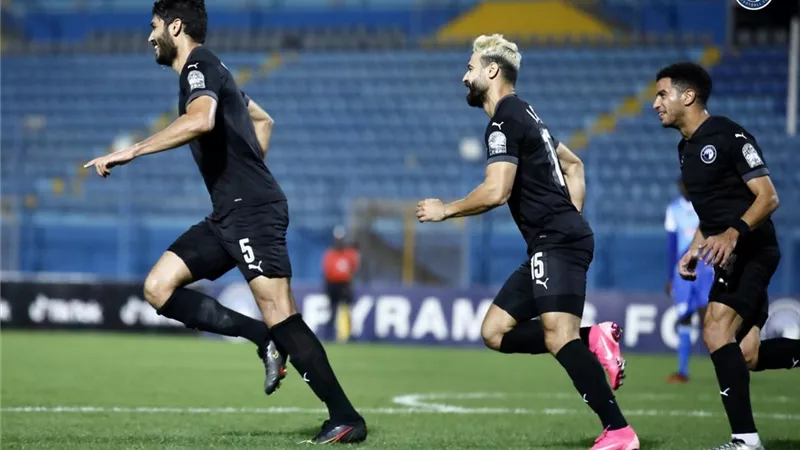 على جبر يحرز هدف التقدم لبيراميدز فى شباك عزام التنزانى