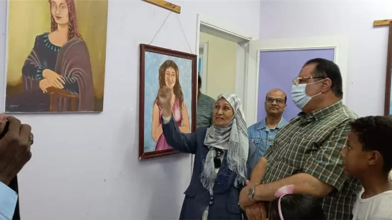 رئيس مدينة سفاجا يفتتح معرض حكاية فرشاه بمكتبة حديقة الخالدين