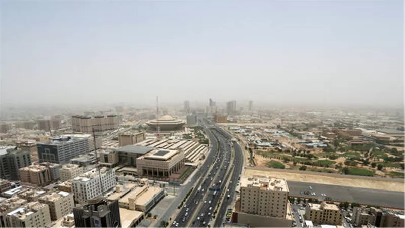 بالفيديو.. سعودية تسير وسط الشارع حاملة سكينا وتهدد به من يصادفها