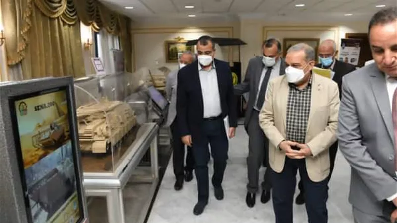 وزير الدولة للإنتاج الحربي يتفقد المنتجات المشاركة فى معرض EDEX 2021