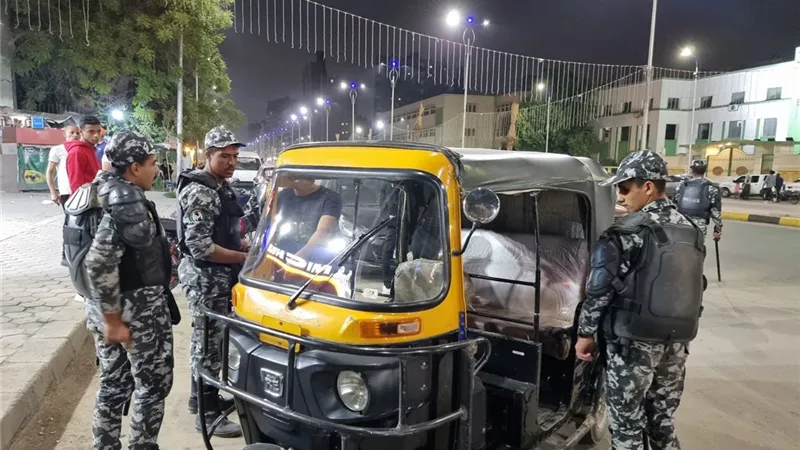 الجيزة تكثف حملاتها لحظر سير مركبات التوك توك بمحور أنور السادات وضبط المخالفين