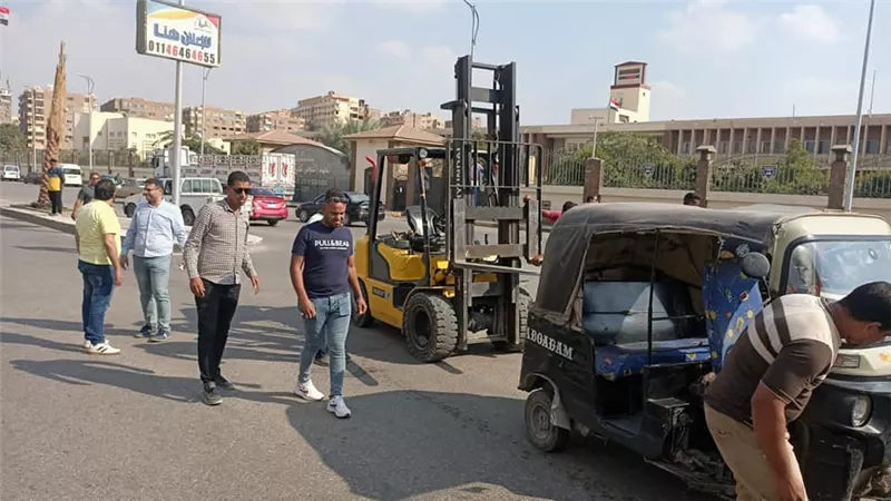 محافظ الجيزة يشدد بتنفيذ قرار حظر مركبات التوك توك بمنتهي الحزم