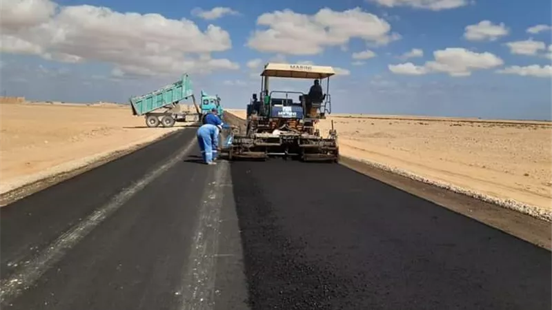جهاز الساحل الشمالي الغربي يواصل اعمالة لتنفيذ الطرق التنموية بمطروح