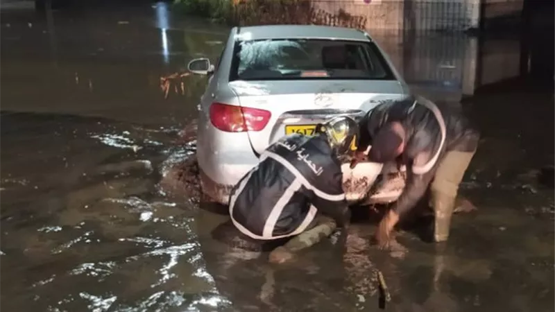 بسبب كثافة الأمطار وتقلبات الطقس ....غرق العديد من الأحياء الجزائرية